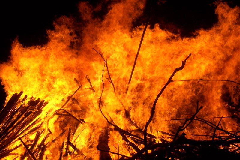 Fire engulfs mattress showroom in Kumasi, sparks scramble to protect nearby vehicles
